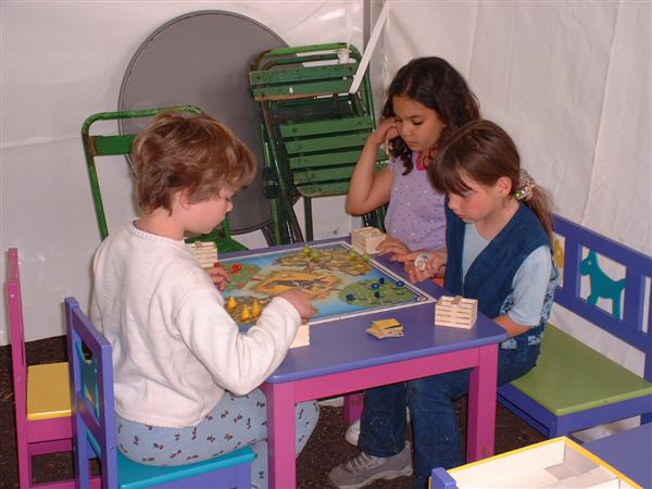 Sur un mobilier adapté pour les plus petits... - 52.3 ko Sur un mobilier adapté pour les plus petits... - 52.3 ko